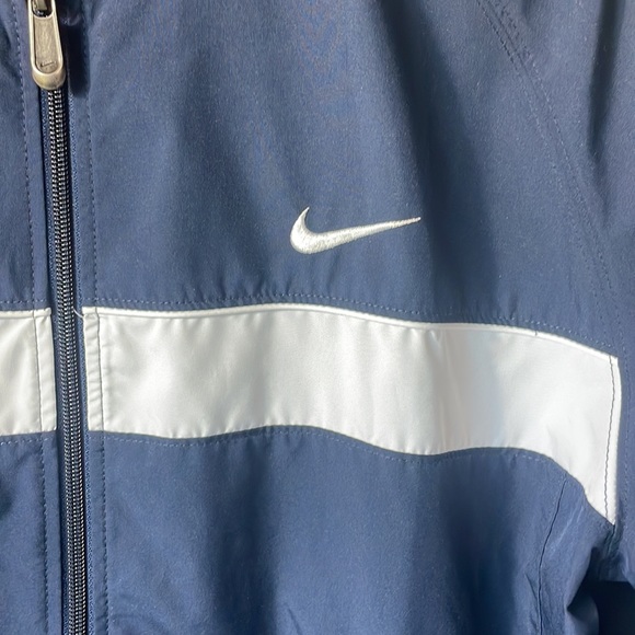 Nike wind/rain jacket in XL with hem drawstring fastener and back vent. - Picture 3 of 7